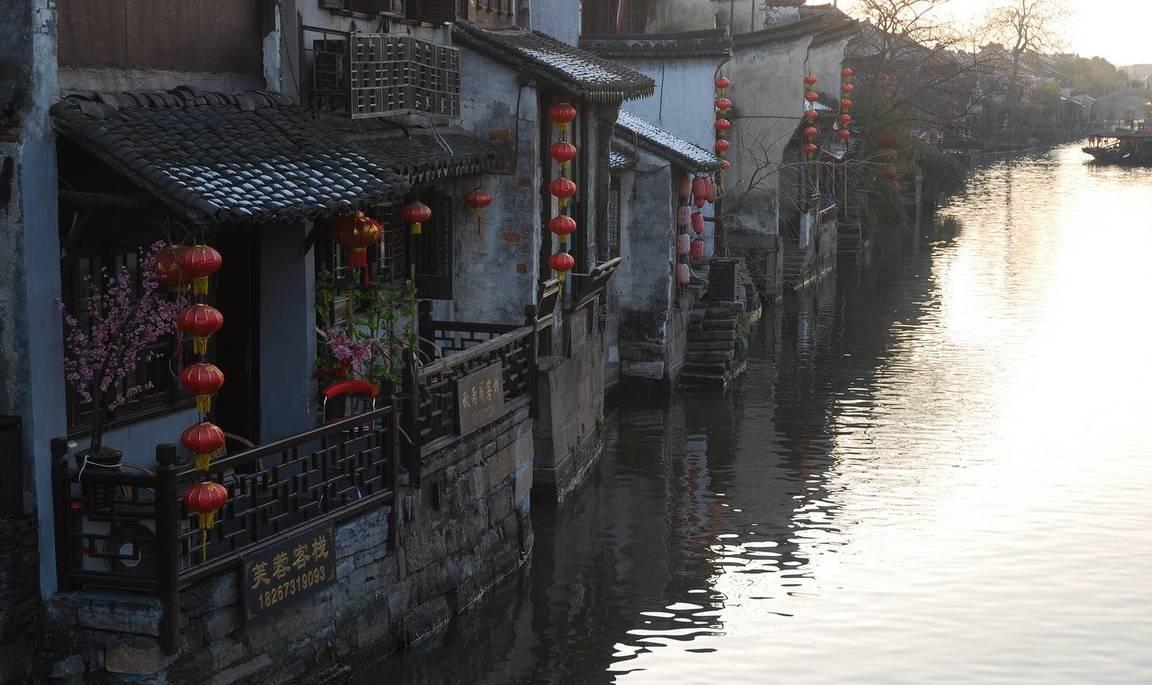 天平街道开展“喜迎新年挂灯笼、情暖乡村送祝福”志愿服务活动